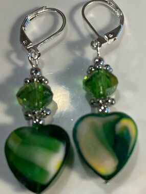 ✔️✔️ Faceted Green Lampwork Heart Drop Earrings